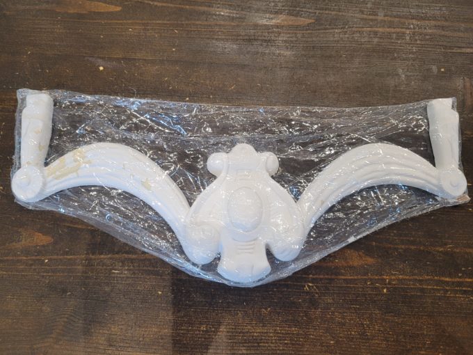 Ornament 32x13cm kohe laos olemas 1 tk (osaliselt kruntvärv kulunud)