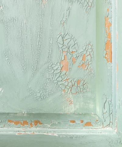 kreklee, mõranemise efektiga lakk